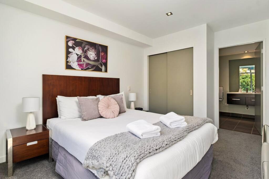 Toru - Eclectic Apartment With Delightful Lake Views Queenstown Exterior photo